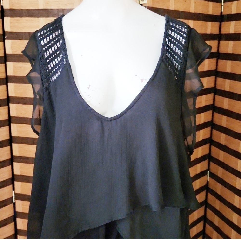 Jessica Simpson ruffled top